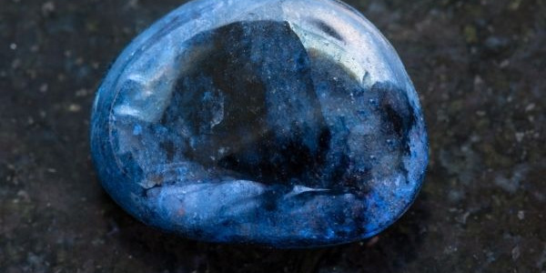 Dumortiérite : une pierre apaisante